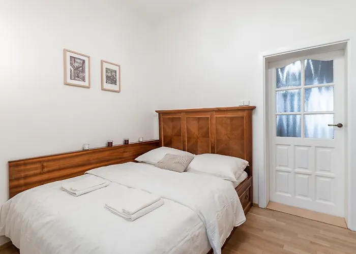 Charming In Lesser Town Apartament