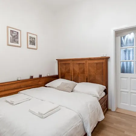 Charming In Lesser Town Apartment